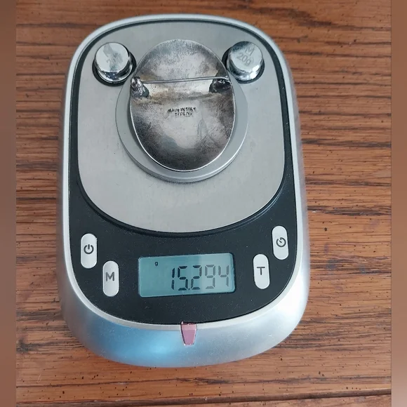 White and Sterling Silver Brooch - Picture 2 of 9